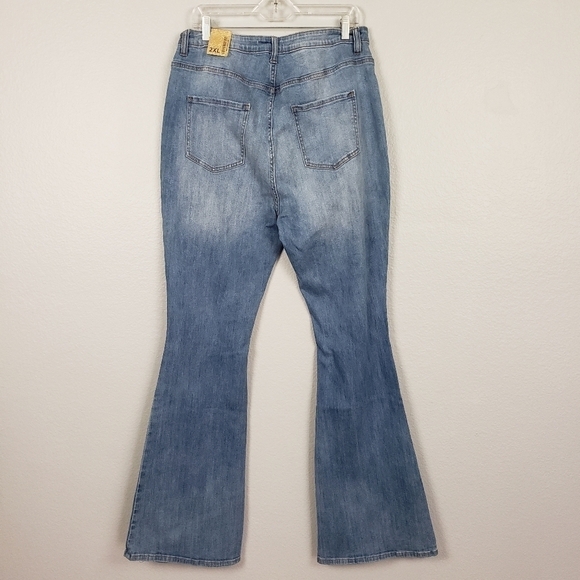 M.A.P. High Rise Distressed Flare Leg Med Wash Jeans Sz 2XL(19) - Picture 4 of 7